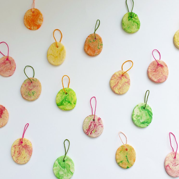 DIY paastakken: marmer paashangers van zoutdeeg klei en strijkkralen knutselen met kinderen, gezellig met Pasen. DIY Easter branches: craft marble Easter pendants from salt dough clay and iron on beads, fun with kids at Easter.