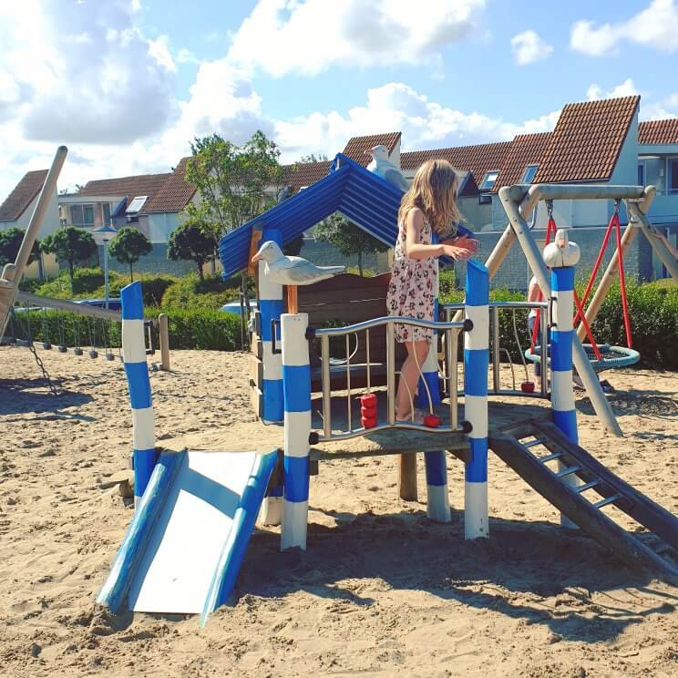 Vakantiepark Port Greve: kindvriendelijk vakantiepark in Zeeland vlakbij bij zee, op Schouwen Duiveland - speeltuin met terras en restaurant