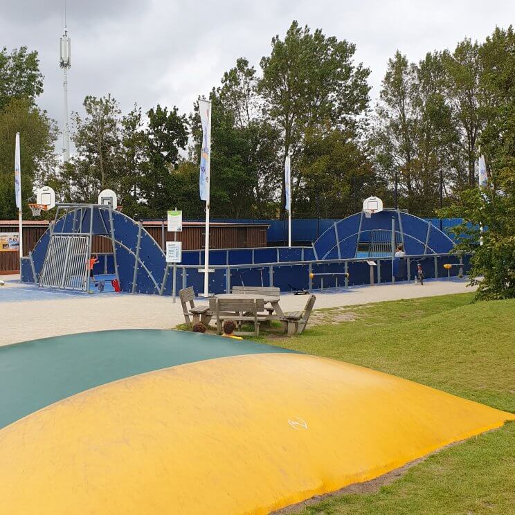 Vakantiepark Port Greve: kindvriendelijk vakantiepark in Zeeland vlakbij bij zee, op Schouwen Duiveland - speeltuin met airtrampoline en sportveld