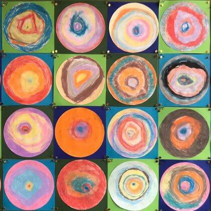 De werken van Kandinsky zijn leuk om na te maken met kinderen. Deze cirkels maakten mijn nichtje en haar klasgenoten. Je kunt ze maken met gewone potloden, of met aquarelpotloden. 