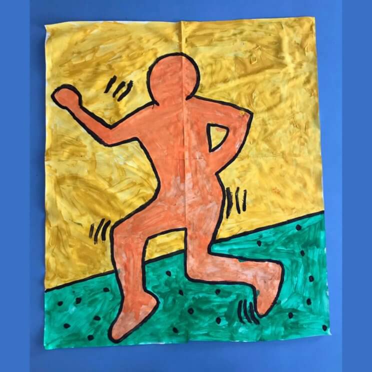 Als kind vond ik de kunstwerken van Keith Haring al fascinerend. De klas van mijn nichtje maakte deze Keith Haring in echt formaat. Een van de kinderen ging liggen, een ander kind tekende de omtrek van het kind op een groot vel. Dat werd vervolgens ingekleurd door alle kinderen samen. Ook leuk om met stoepkrijt te doen!