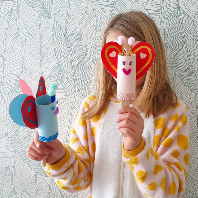 Knutselen met WC rollen: leuke ideeën voor kinderen. Deze hartjes vlinders maakten we van WC rollen en gekleurd papier. Het zijn net poppetjes, leuk om een verhaaltje mee te verzinnen. Voor Valentijnsdag, vaderdag, moederdag, juffendag of meestersdag.