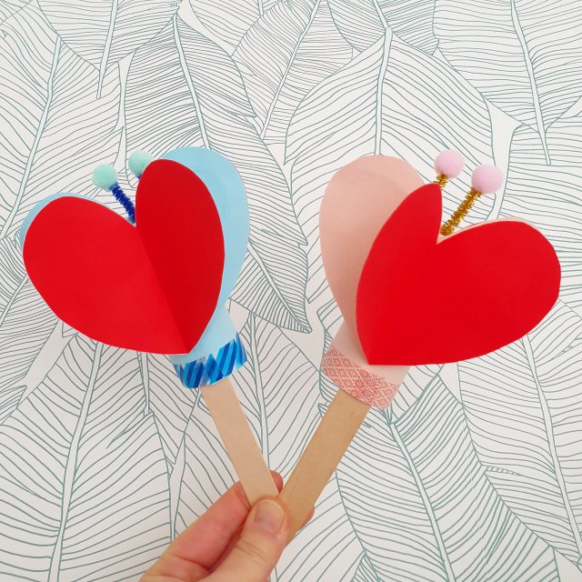 Knutselen voor Valentijnsdag: de leukste ideeën. Deze hartjes vlinders maakten we van wc rollen en gekleurd papier. Het zijn net poppetjes, leuk om een verhaaltje mee te verzinnen.