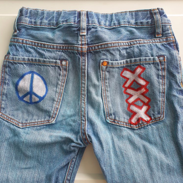 Kinderkleding versieren met textielstiften, broek met logo's, leuk voor jongens en meisjes