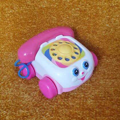 Baby verjaardag: cadeau ideeën voor kinderen van 1 jaar. Fisher Price telefoon aan touwtje, genaamd Kwebbeltelefoon