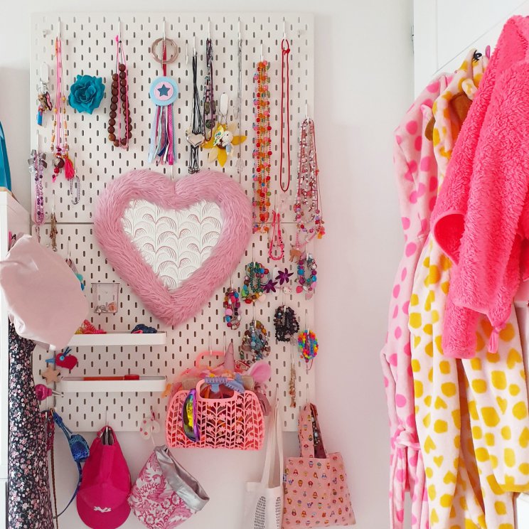 Ikea hack: DIY speelgoedkast met LEGO tafel, kinderkeuken en Barbie huis, met een spiegel om te tutten