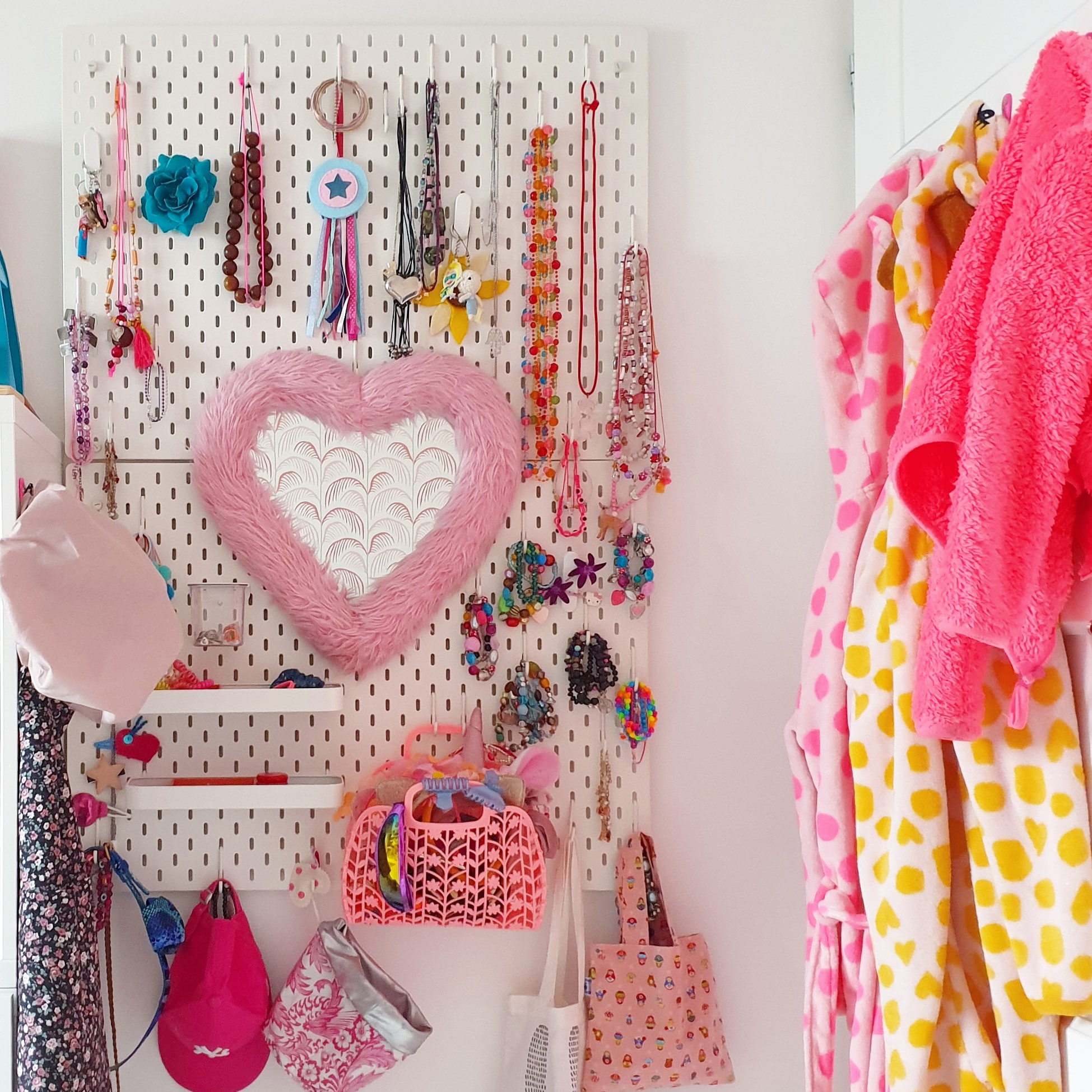 101 organizing tips voor een opgeruimd huis met kinderen. Dit is een DIY speelgoedkast met LEGO tafel, kinderkeuken en Barbie huis, met een spiegel. 