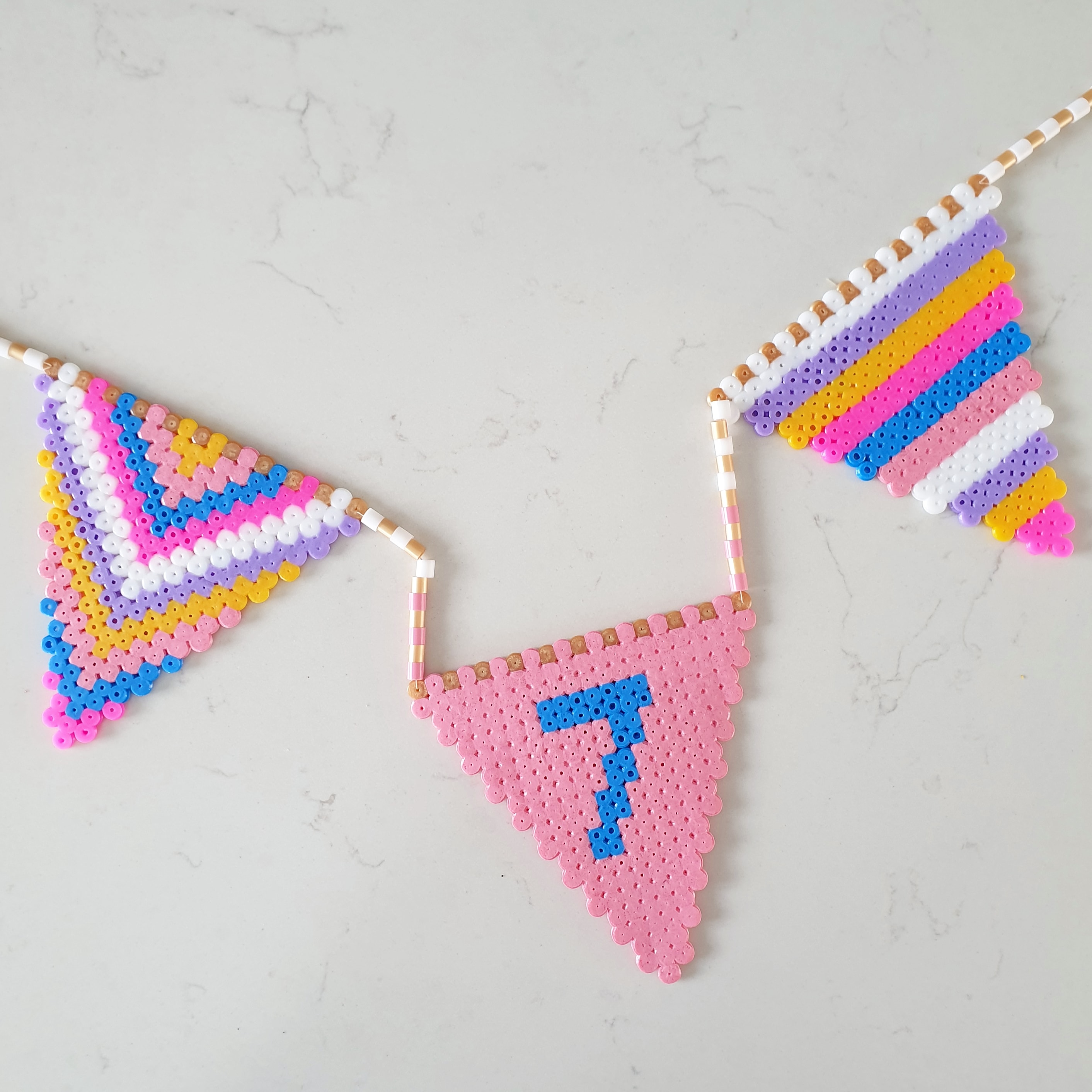 Vlaggetjes slinger van strijkkralen en recept voor verjaardagstaart. Birthday cake recipe and hama bead bunting