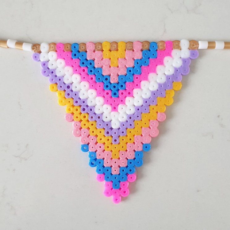 Vlaggetjes slinger van strijkkralen en recept voor verjaardagstaart. Birthday cake recipe and hama bead bunting