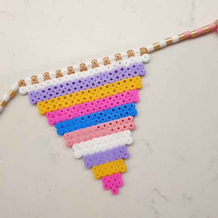 Vlaggetjes slinger van strijkkralen en recept voor verjaardagstaart. Birthday cake recipe and hama bead bunting