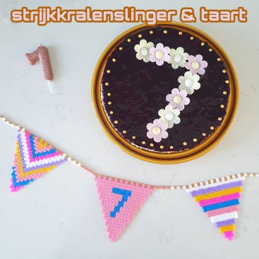 Vlaggetjes slinger van strijkkralen en recept voor verjaardagstaart. Birthday cake recipe and hama bead bunting.