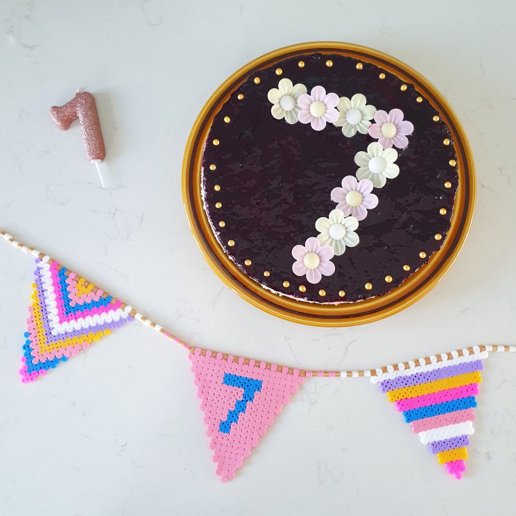 Vlaggetjes slinger van strijkkralen en recept voor verjaardagstaart. Birthday cake recipe and hama bead bunting