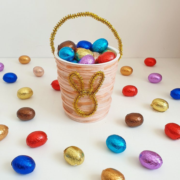 Paasmandje voor paaseieren knutselen, met de kinderen voor Pasen. Van een yoghurtbakje, zpaghetti touw en pijpenragers- easter bucket crafting 