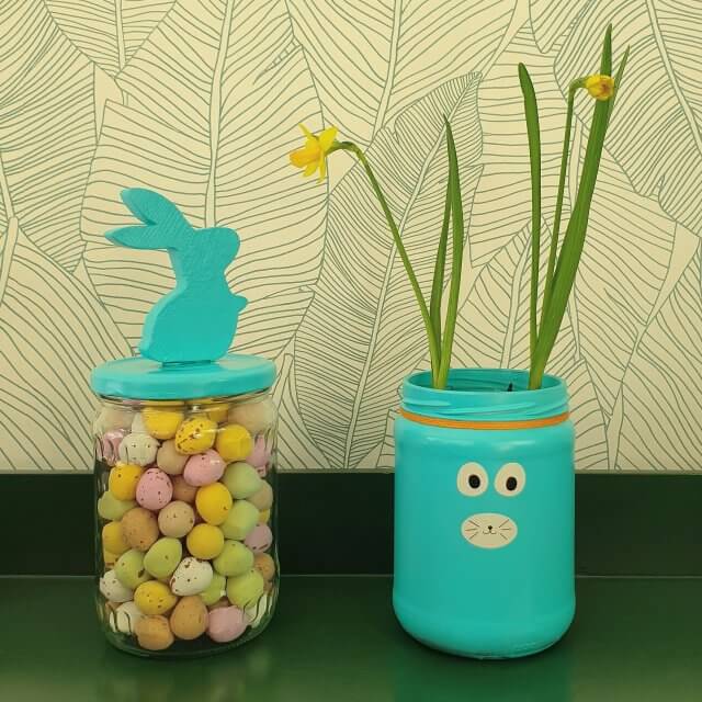 Knutselen voor Pasen: de leukste ideeën. Zoals deze glazen potjes met spuitverf. Leuk als voorraadpotje of plantenpot. Gezellig als paasdecoratie in huis. 