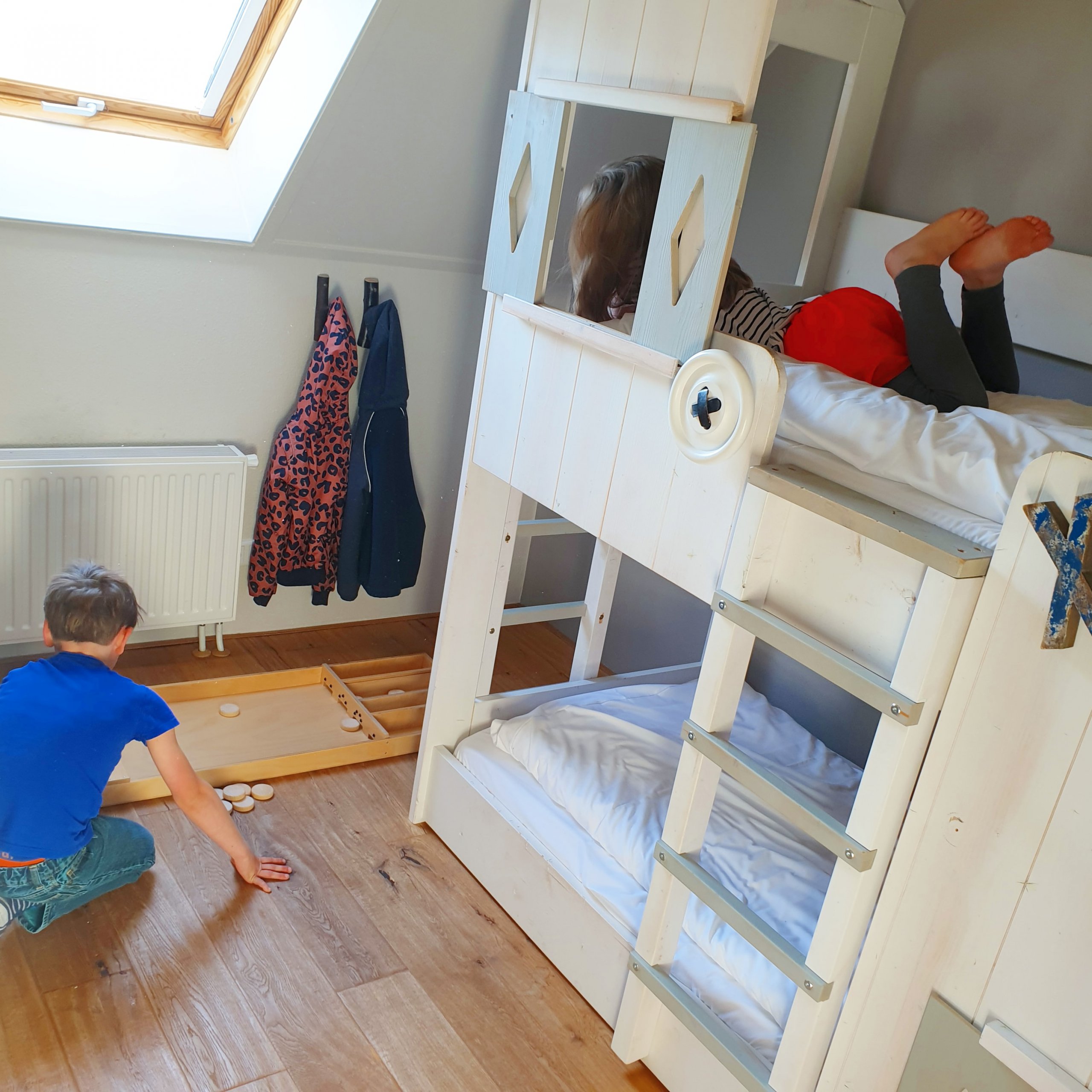 Wil je wat langer naar Drenthe? Hof van Saksen (review) vonden wij een mooi vakantiepark. Met stijlvolle huisjes, een mooi meer, luxe restaurants met kinderspeelhoek en een prachtig binnenzwembad.