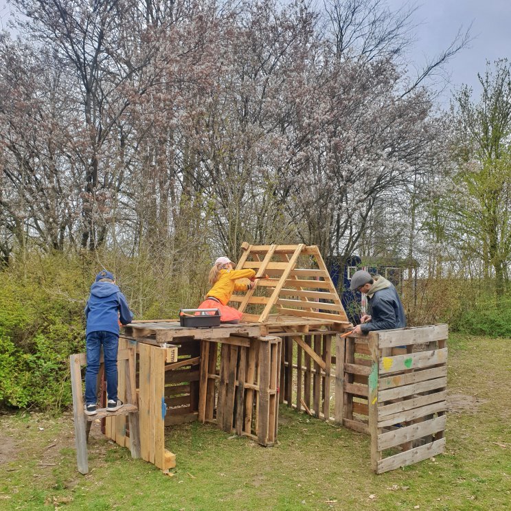 Knutselen met een pallet in de tuin: leuke ideeën. Met een oude pallet kun je super leuke dingen knutselen in de tuin. Ik verzamel hier leuke ideeën, zoals deze hut van pallets. 