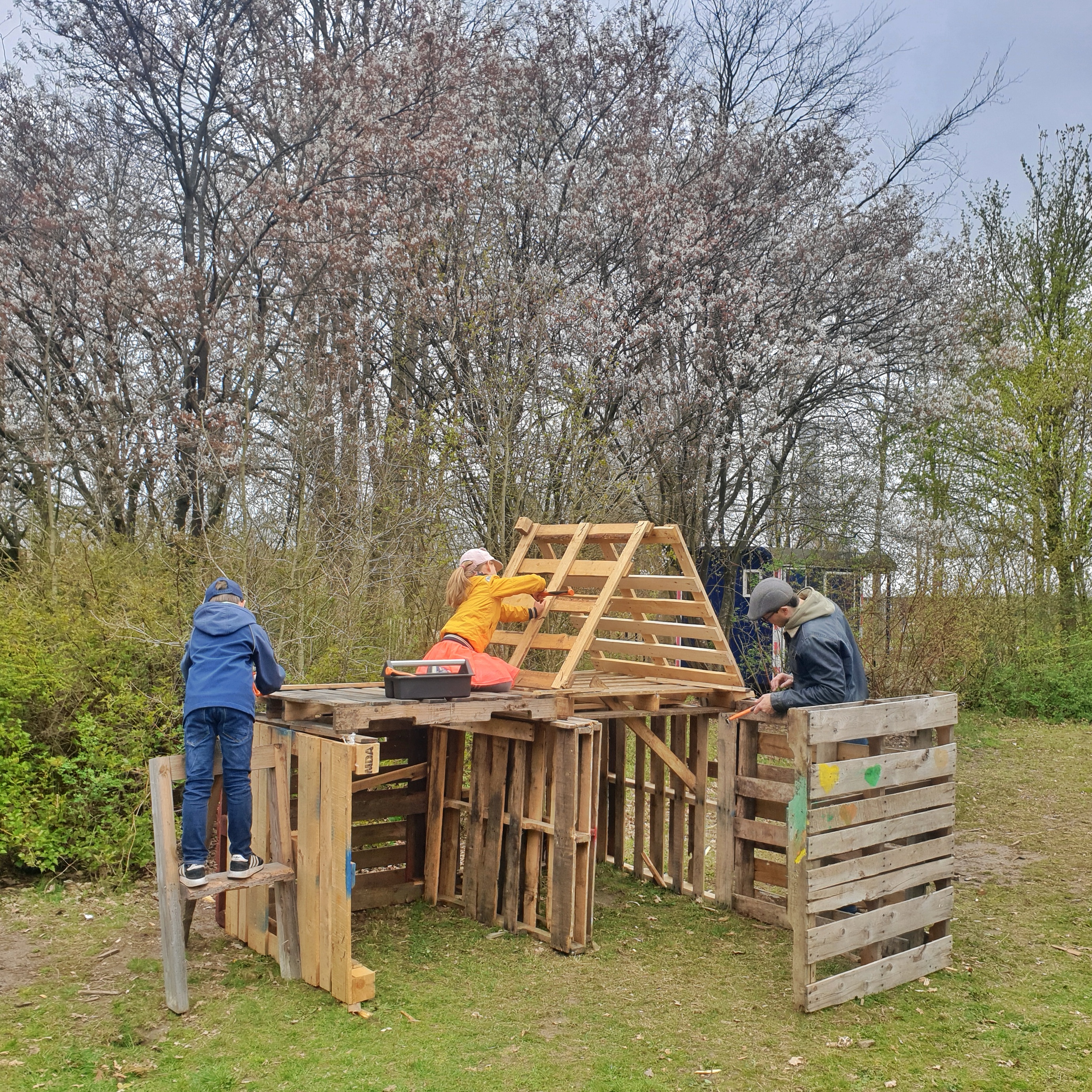 Lente en zomer knutselen: leuke ideeën voor kinderen - leren klussen met oud hout