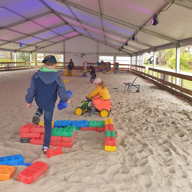 Hof van Saksen review: luxe vakantiepark voor kinderen én tieners. Outdoor Harrewar is een overdekte speelplek voor kinderen, met bouwblokken en skelters 