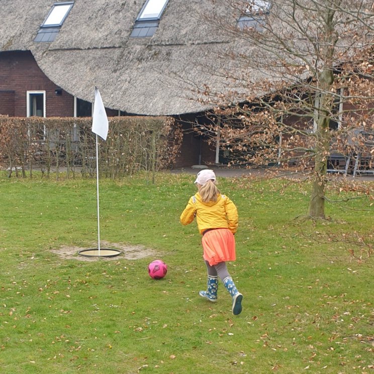 Hof van Saksen review: luxe vakantiepark voor kinderen én tieners. Natuurlijk is er midgetgolf bij Hof van Saksen. Maar er is ook foot golf, dit zagen we veel tieners met hun ouders doen. De footgolf holes zijn verspreid over het hele park, zo maak je ongemerkt een flinke wandeling met je tieners.