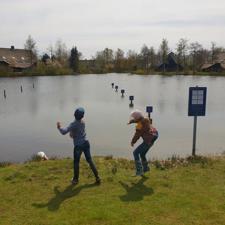 Hof van Saksen review: luxe vakantiepark voor kinderen én tieners. Onze kids zijn altijd bezig met steentjes op het water gooien. Van de kiskasbaan werden ze dan ook erg enthousiast. Het is een baan om steentjes te gooien, zo ver mogelijk of met zo veel mogelijk sprongen. 