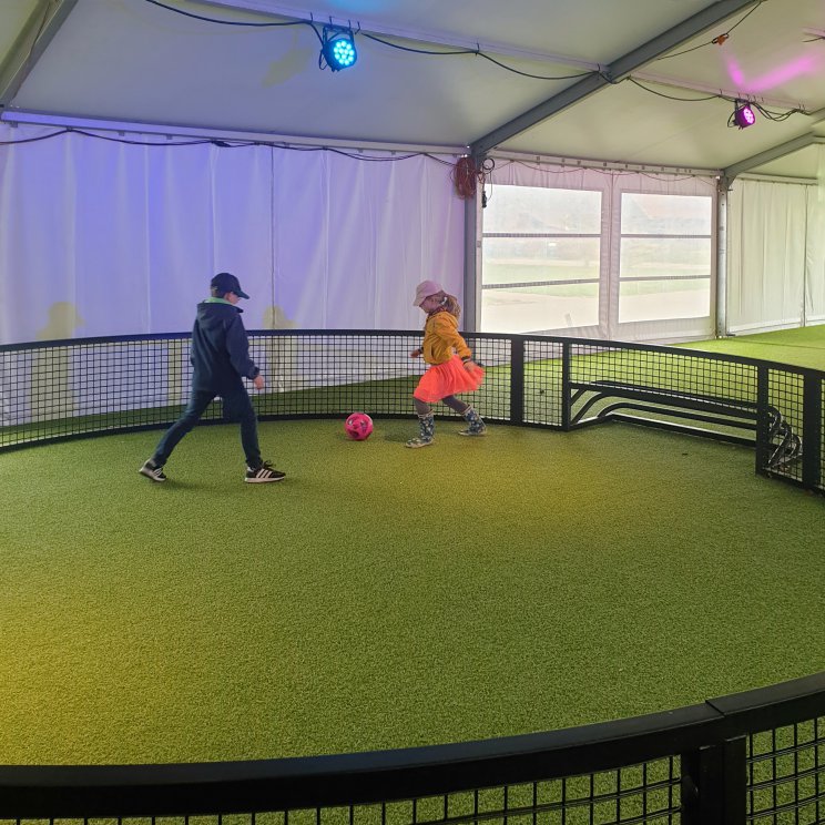 Hof van Saksen review: luxe vakantiepark voor kinderen én tieners. Een deel van de sport arena is overdekt. Ook als het regent kunnen de kinderen zich dus even uitleven met een bal. 