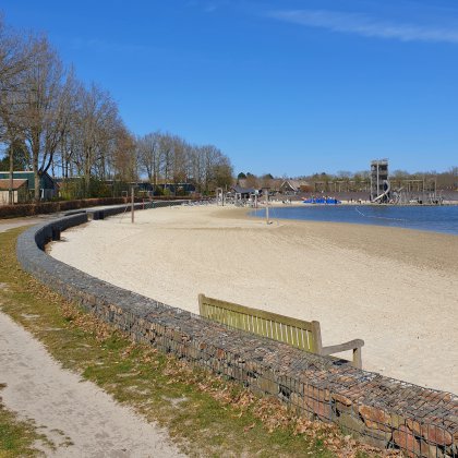Hof van Saksen review: luxe vakantiepark voor kinderen én tieners. Het strand ligt wat lager in de luwte, hier is het al snel fijn.