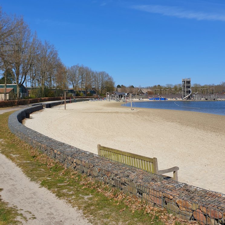 Hof van Saksen review: luxe vakantiepark voor kinderen én tieners. Het strand ligt wat lager in de luwte, hier is het al snel fijn warm. 