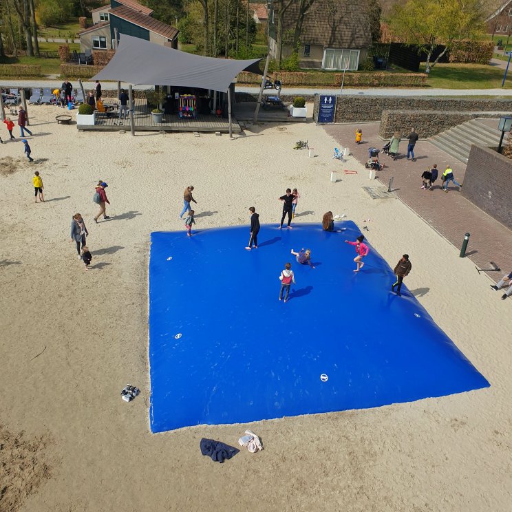 Hof van Saksen review: luxe vakantiepark voor kinderen én tieners. Strand met speeltuin. De airtrampoline blijven onze kinderen leuk vinden. Bij het Beach House kun je wat lekkers te eten of drinken kopen.