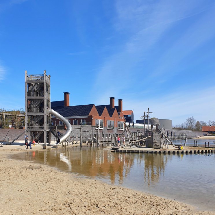 Hof van Saksen review: luxe vakantiepark voor kinderen én tieners. Aan het strand ligt ook een fantastische houten strandspeeltuin. Het strand ligt iets lager dan de rest van het vakantiepark. In deze luwte is de zon dus al snel lekker warm. Terwijl de weerapp vertelde dat het maar 12 graden was, speelden onze kinderen heerlijk met blote benen in het water. 