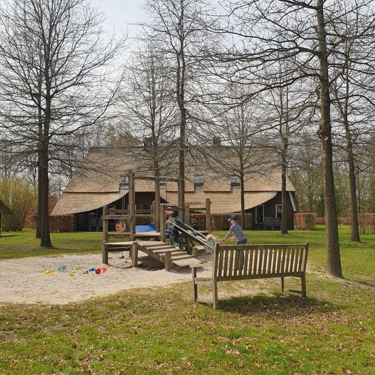 Hof van Saksen review: luxe vakantiepark voor kinderen én tieners. Tussen de huisjes zijn leuke speeltuintjes. Dit speeltuintje naast boerderij nummer 445, op de plattegrond zie je waar dit op het park is. Het is leuk voor kinderen die van klooien met zand houden, omdat er van die radertjes zijn.