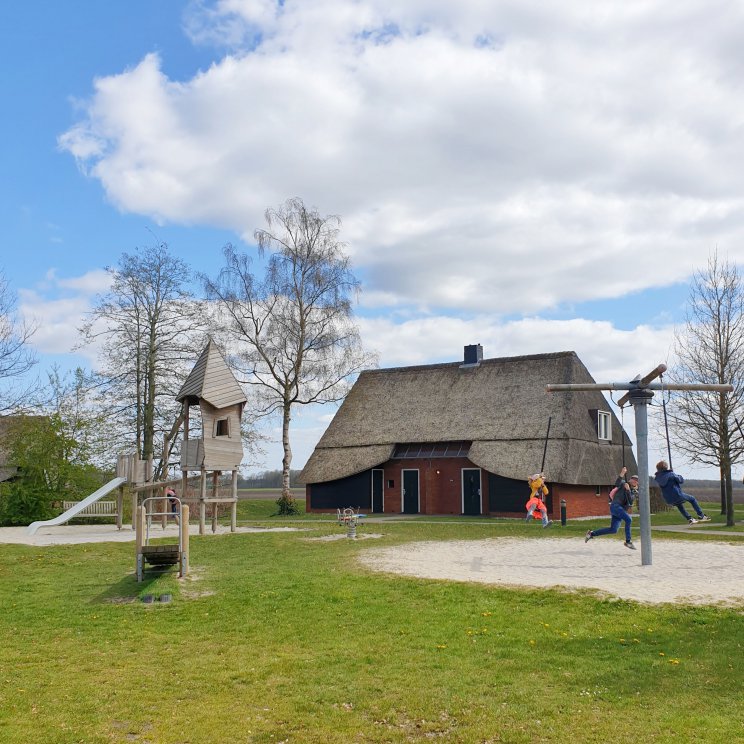 Hof van Saksen review: luxe vakantiepark voor kinderen én tieners. Tussen de huisjes zijn leuke speeltuintjes. De speeltuin naast boerderij nummer 800 heeft een hoge draaimolen met vier zitjes voor grotere kids. Daarnaast is er een wat hoger speelhuisje / klimtoestel en een wipwap. Op de plattegrond zie je waar dit op het park is. 