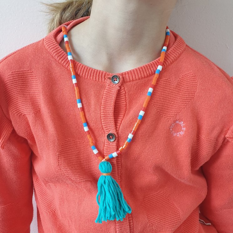 Ketting knutselen voor Koningsdag of om Oranje aan te moedigen bij een EK en WK.