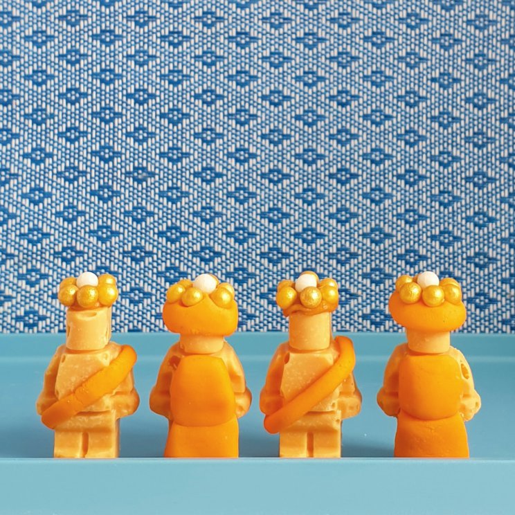 50 traktatie ideeën voor kinderen: verjaardag op crèche of school. Zoals LEGO poppetjes Koning en Koningin met kroontjes trakteren.
