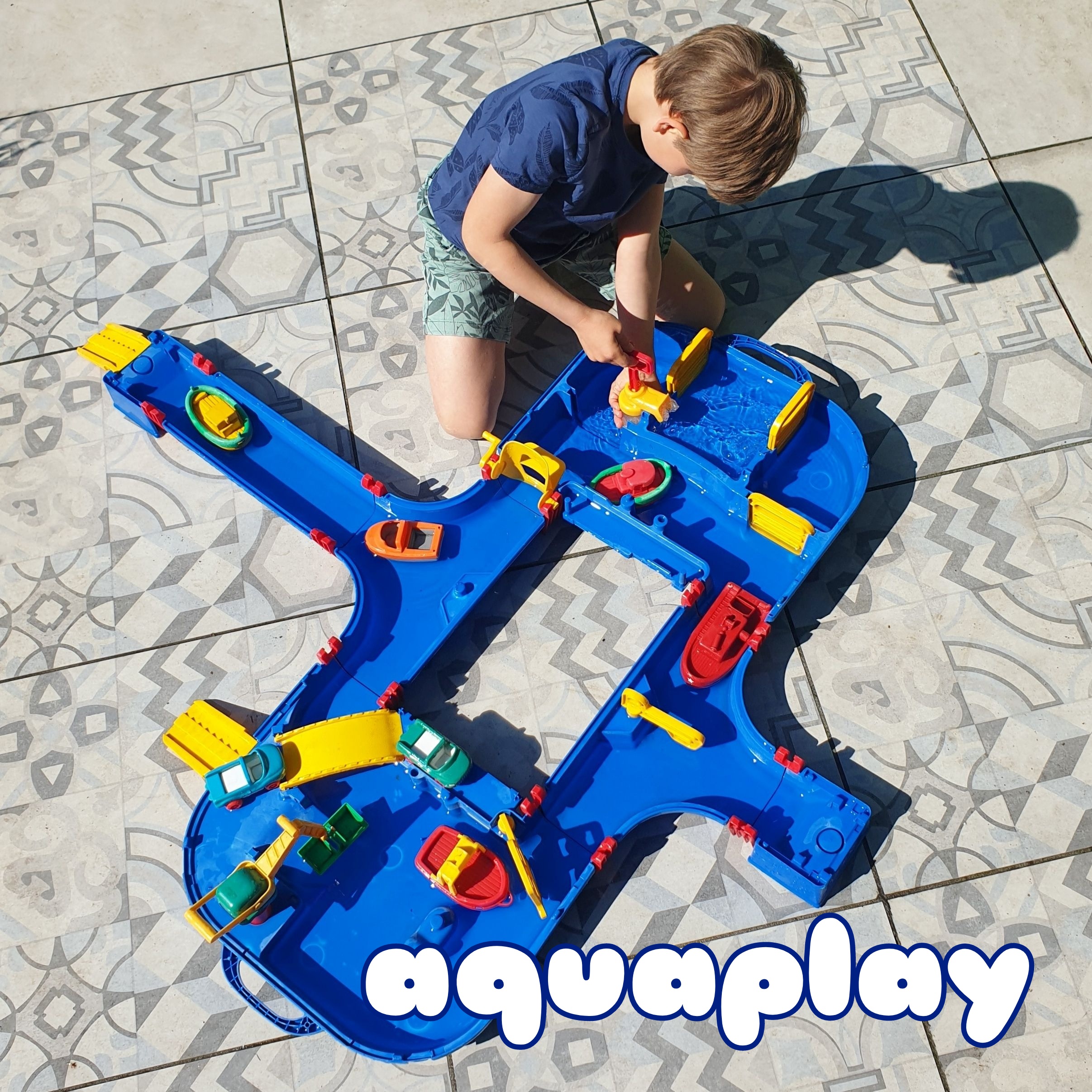Aquaplay waterbaan: ons favoriete waterspeelgoed. Als vriendinnen mij speelgoed tips vragen, dan noem ik heel vaak de AquaPlay. Want wat hebben we daar thuis ontzettend veel lol van. De Aquaplay waterbaan is ons favoriete waterspeelgoed.