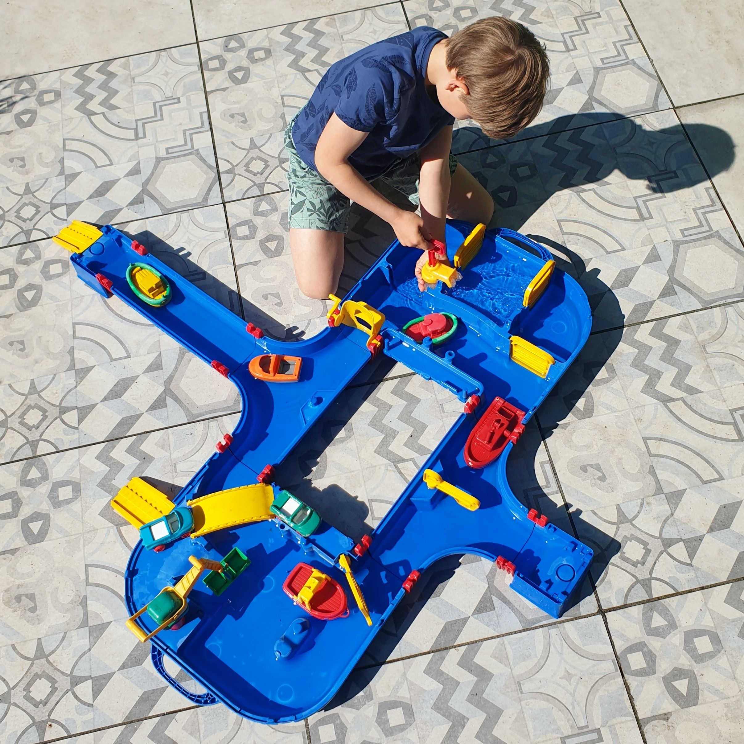 De leukste waterspelletjes voor kinderen, thuis of op de camping. Het is de komende dagen warm weer, dus wij gingen op zoek naar waterspelletjes voor kinderen. En de kids bedachten er ook nog een paar. Zoals de Aquaplay waterbaan, ons favoriete waterspeelgoed. 