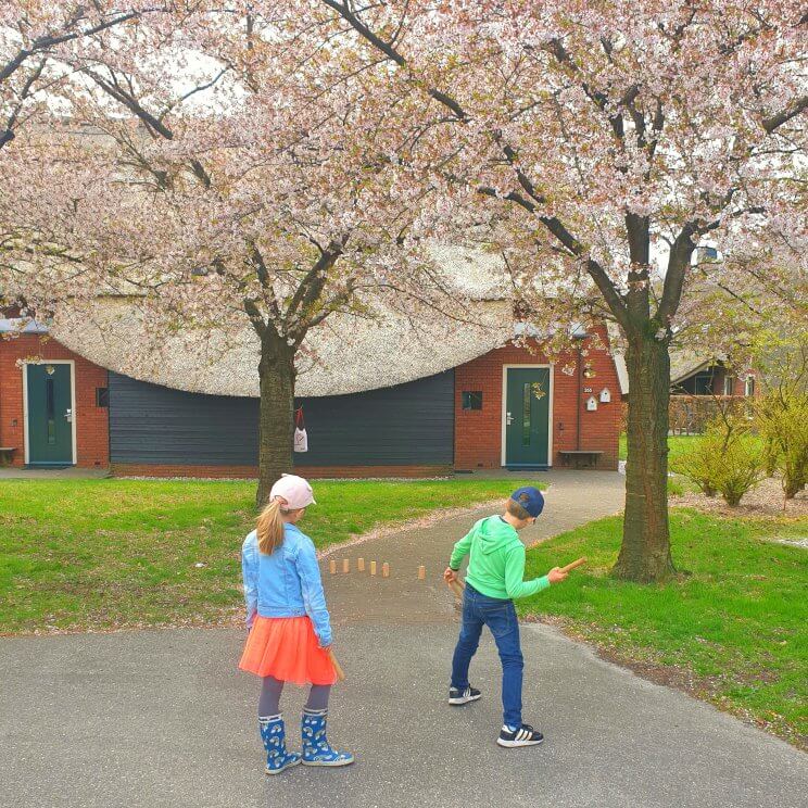 Hof van Saksen review: luxe vakantiepark voor kinderen én tieners. Wij verbleven in de 6-persoons 'kinder'boerderij 6CK. Dit huisje heeft allerlei faciliteiten voor kinderen, waaronder speelgoed. Buiten werd druk gespeeld gespeeld met het in het huisjes aanwezige speelgoed. Het houten Kubb spel, de jeu de boules ballen en schepjes en emmertjes.