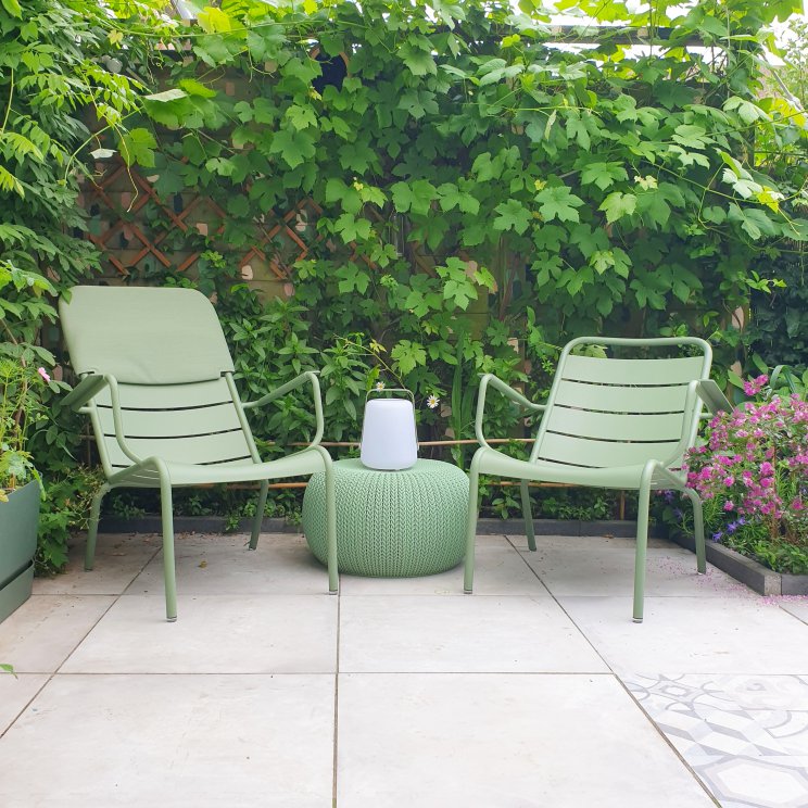 Het links gat Kleurrijke duurzame aluminium tuinmeubels: Fermob tuinstoelen & tuintafel  Leuk met kids