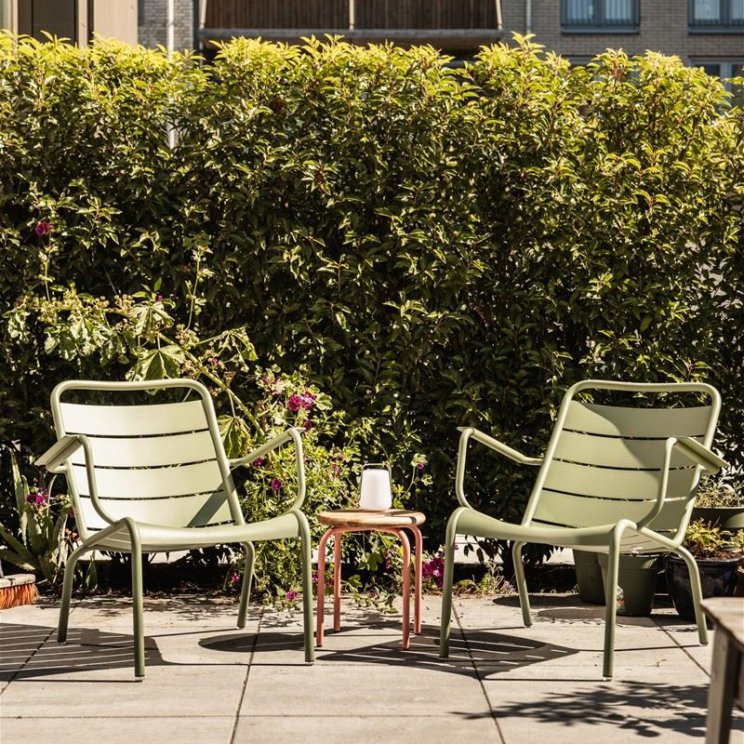 Het links gat Kleurrijke duurzame aluminium tuinmeubels: Fermob tuinstoelen & tuintafel  Leuk met kids