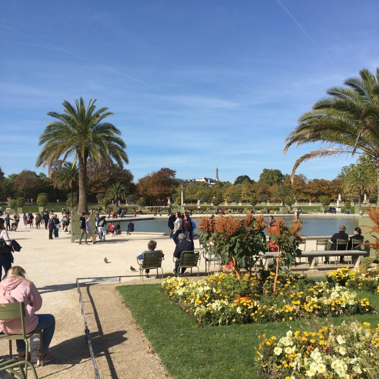 Kleurrijke duurzame aluminium tuinmeubels: Fermob tuinstoelen & tuintafel, dezelfde als in de Parijse Jardin du Luxembourg. We zijn al jaren verliefd op de kleurrijke duurzame aluminium tuinmeubels van Fermob. Kleurrijke meubels zorgen dat je tuin er het hele jaar vrolijk uitziet. 