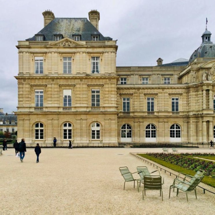 Kleurrijke duurzame aluminium tuinmeubels: Fermob tuinstoelen & tuintafel, dezelfde als in de Parijse Jardin du Luxembourg. We zijn al jaren verliefd op de kleurrijke duurzame aluminium tuinmeubels van Fermob. Kleurrijke meubels zorgen dat je tuin er het hele jaar vrolijk uitziet. 