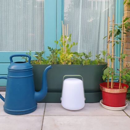 Plantenbakken voor moestuintjes: deze groene bloembak op wieltjes heeft een geïntegreerd waterreservoir, waardoor de plantjes in de zon minder snel uitdrogen. Bovendien is hij vorstbestendig voor de winter, maar binnen past de bak ook prima. Ook belangrijk: de bak is van gerecycled kunststof gemaakt. De Greenville bloembak is van Elho, wij hebben de variant van 80 centimeter lang.