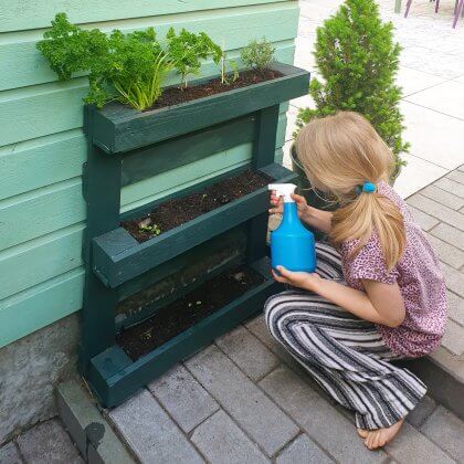 Plantenbakken voor moestuintjes: deze bak maakten we van pallets.