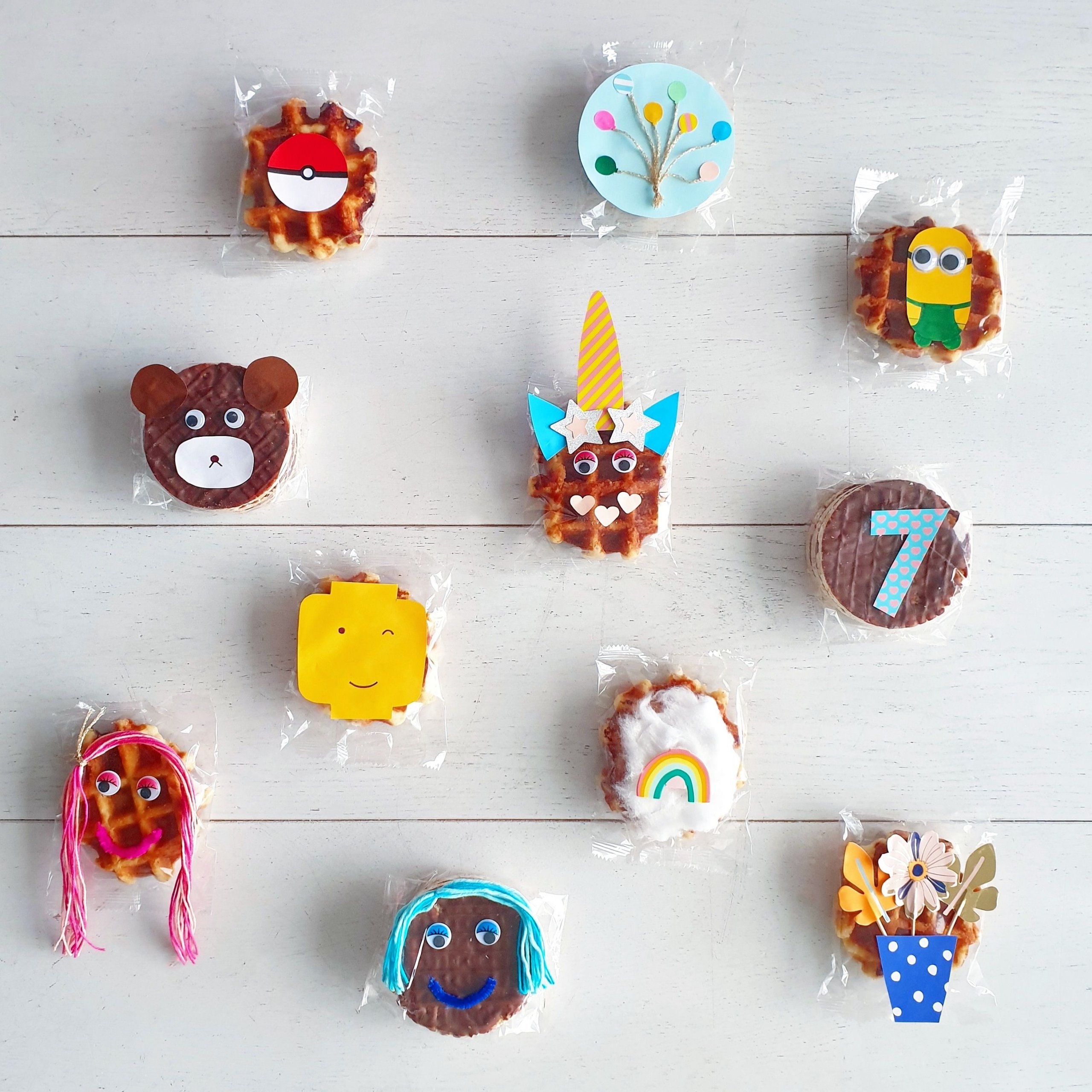 Corona proof voorverpakte traktatie ideeën: verjaardag op school of crèche. Deze Luikse wafels en chocolade rijstwafels zitten in doorzichtig cellofaan, dus daar kun je leuke traktaties mee maken. Ze zitten in doorzichtig cellofaan, dus daar kun je leuke dingen mee maken. Ik bedacht wat corona proof traktatie ideeën met deze voorverpakte wafels. Maar het leukste is natuurlijk om aan te sluiten bij favorieten van je kind.
