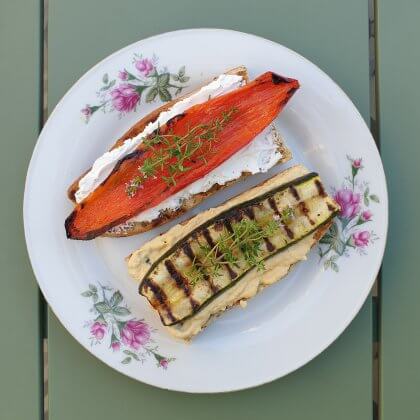 Het is eindelijk warm genoeg om lekker in de tuin te barbecueën! Nou vind ik het hartstikke gezellig, maar ik wil niet heel veel vlees eten. Daarom bedenken we de laatste tijd iedere keer vegetarische BBQ gerechtjes. Deze broodjes zijn echt fantastisch lekker.