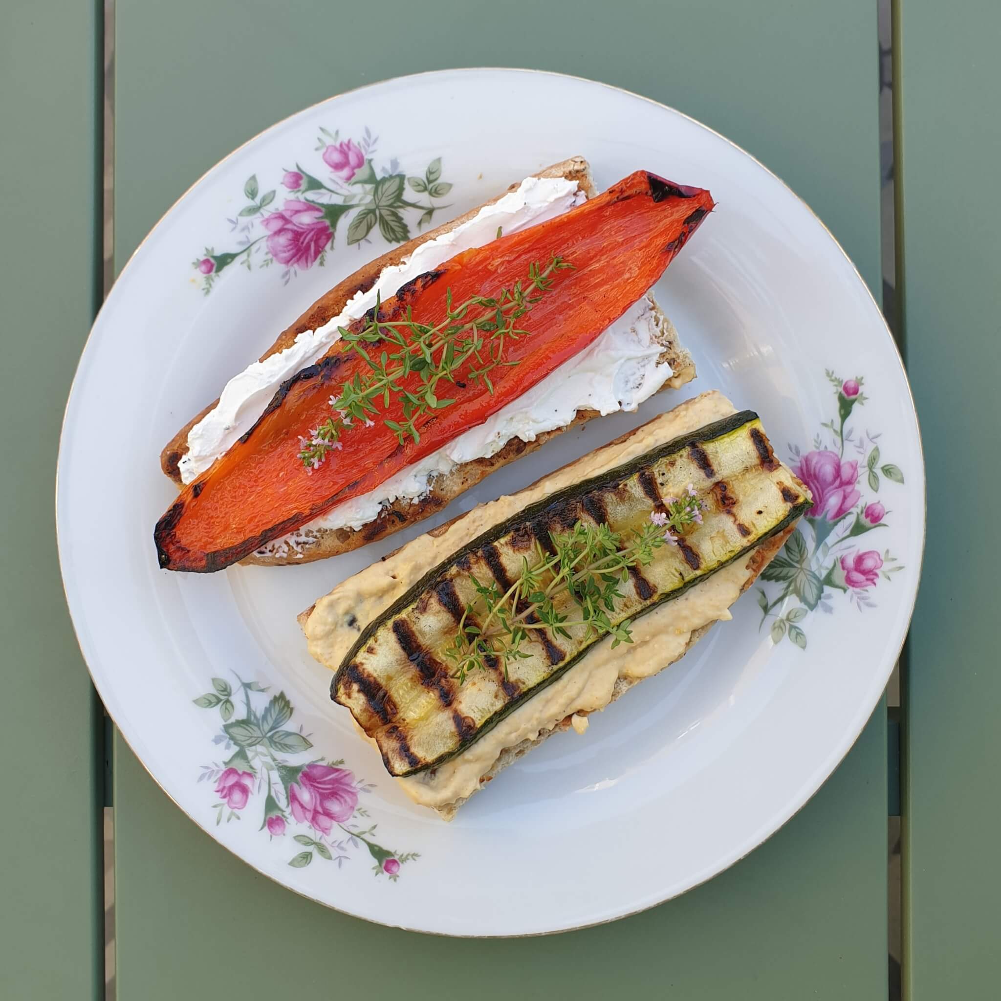 BBQ met kinderen: lekkere recepten en boodschappenlijst. Het is eindelijk warm genoeg om lekker in de tuin te barbecueën! Nou vind ik het hartstikke gezellig, maar ik wil niet heel veel vlees eten. Daarom bedenken we de laatste tijd iedere keer vegetarische BBQ gerechtjes. Deze broodjes zijn echt fantastisch lekker.