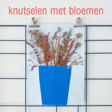 Bloemen knutselen en knutselen met bloemen. Zijn jullie ook zo gek op bloemen? In dit artikel vind je heel veel inspiratie voor bloemen knutsels. Met bloemen kun je heel leuk knutselen en de mooiste dingen maken. Maar je kunt natuurlijk ook kuist bloemen knutselen van papier, strijkkralen, stoepkrijt, schelpen, stof en andere materialen.