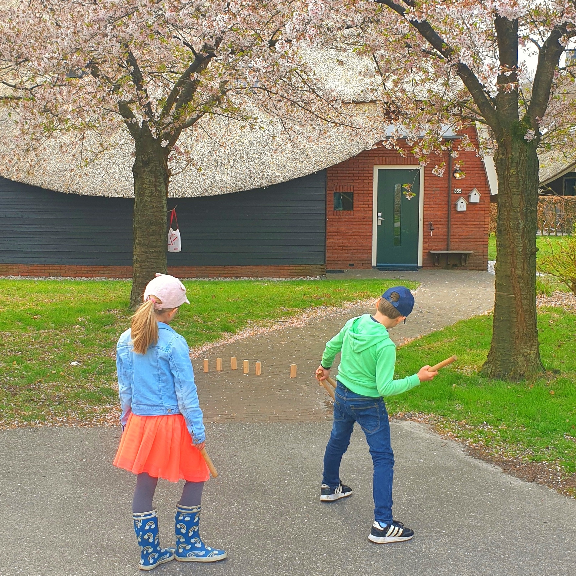 Het leukste buitenspeelgoed voor deze lente en zomer. Kubb is een populair gooispel bij wat grotere kinderen. Het Zweedse familiespel speel je met houten blokken, 1 tegen 1 of in een team. Met hoekstokken vorm je het speelveld en op de achterlijn zet je de torens, de koning in het midden. Vervolgens moet je met de stokken de torens van het andere team omgooien.