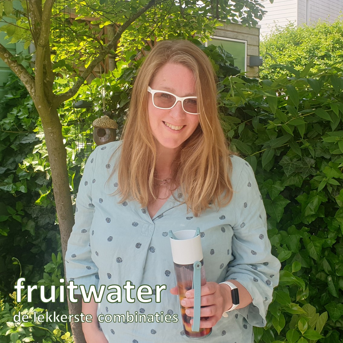 Zelfgemaakt fruitwater: de lekkerste combinaties. Een paar jaar geleden was het er opeens in alle kroegjes bij ons in de buurt: fris fruitwater. Het is lekker, gezond en ziet er vrolijk uit. Dus dat idee hebben we mee naar huis genomen. Je kunt eindeloos veel combinaties bedenken, afhankelijk van wat jullie lekker vinden. Ik verzamelde onze favorieten zelfgemaakt fruitwater!