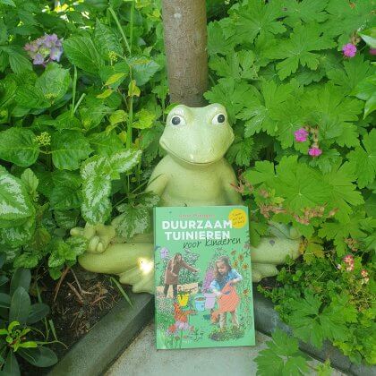 Voor kinderen zijn er niet zo veel tuinboeken. Daarom vond ik het extra leuk dat er nu een tuinboek is voor kinderen, dat over duurzaam tuinieren gaat. Auteur Anne Wieggers ken je misschien wel van BinnensteBuiten. We hadden haar boek voor volwassenen al, dus we waren ook heel benieuwd naar haar versie voor kids.