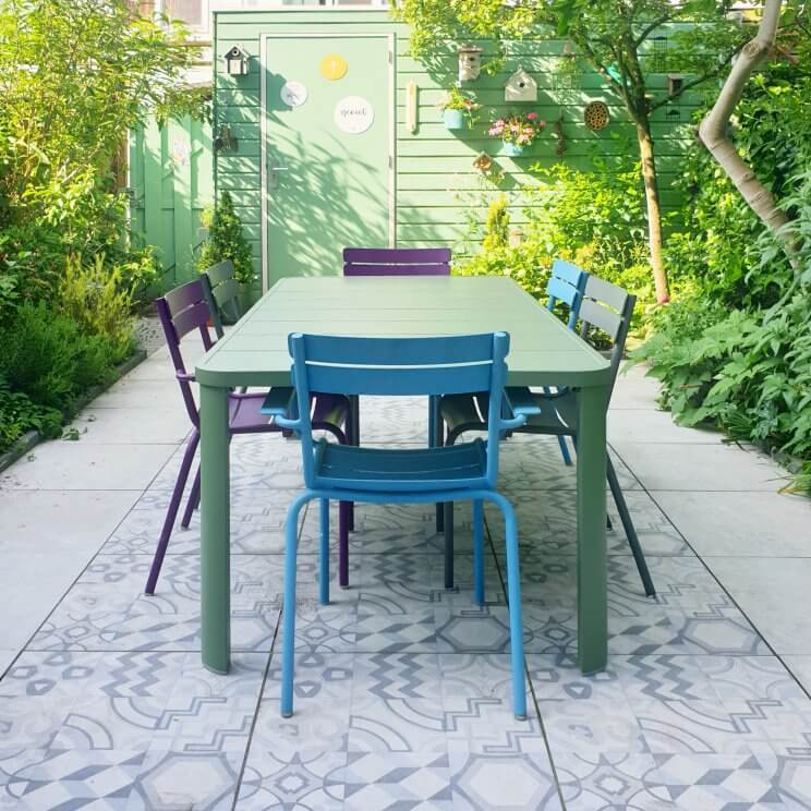 hel Perforeren vertrekken Kleurrijke duurzame aluminium tuinmeubels: Fermob tuinstoelen & tuintafel  Leuk met kids